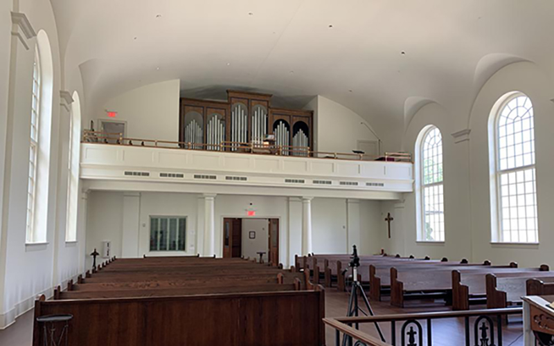 Photo of pipe organ in balcony of Holy Spirit Lutheran Church in Charleston, South Carolina.