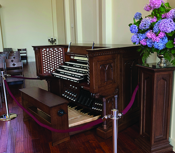 Photo of new Schlueter console at St Peter's Anglican Church in Tallahassee, Florida